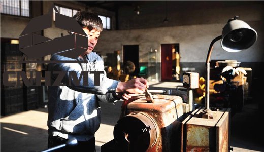 王福喜在清理一台机床上的灰尘